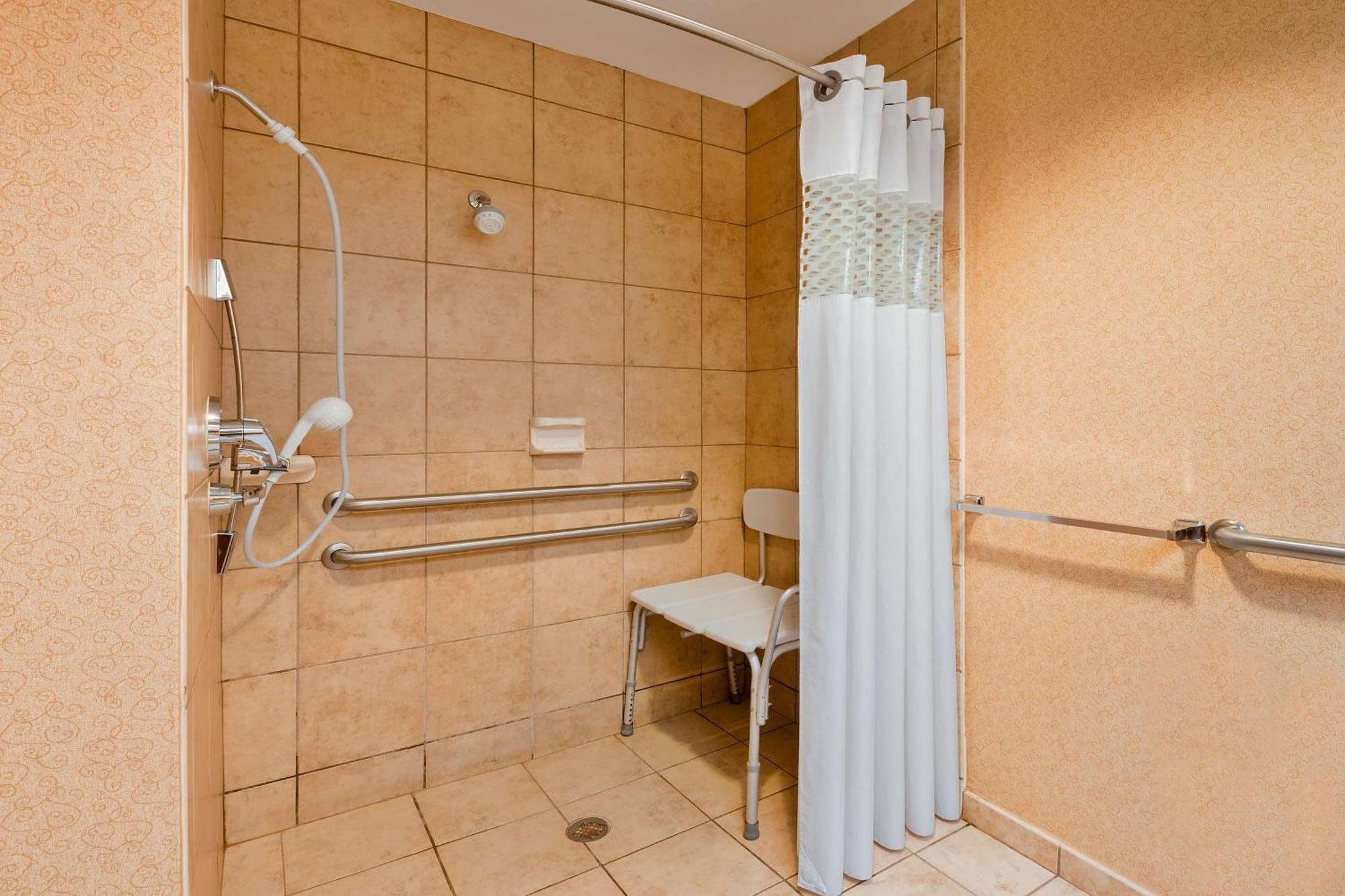 Hampton Inn Marion Bagian luar foto